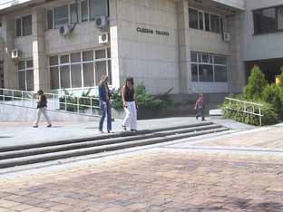 Стъпала на равно място, там, където преди време минаваха коли.