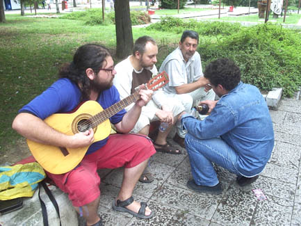 Димитър Таралежков си търси подходяща китара