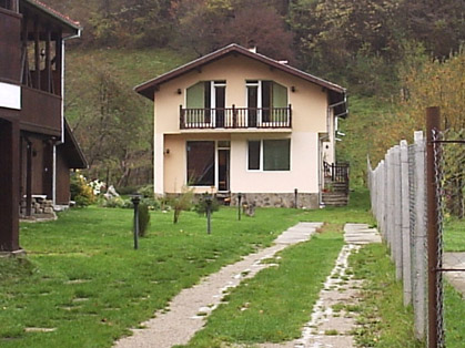 “Слънчевите къщи” В Бели Осъм, Троянско