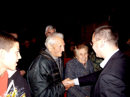 Премиерът с Желязко Желязков - ветеран-кооператор на 93 г.