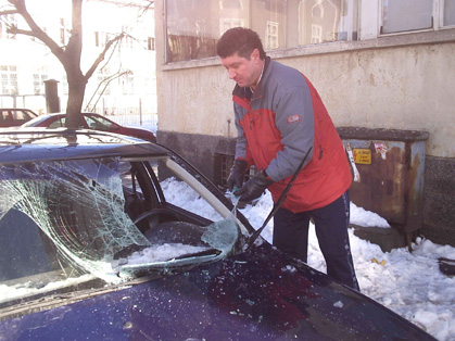 Сняг строши кола в Ловеч