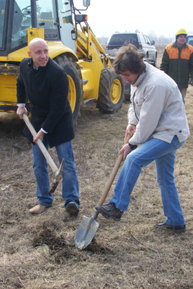 Ивайло Пенчев прави първа копка в Летница