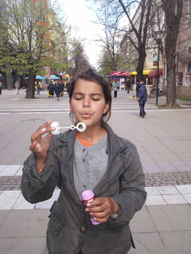 момиче прави балони