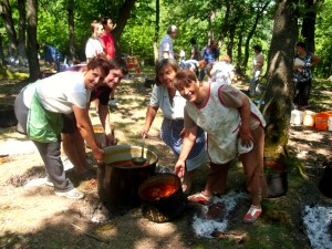 Лисец Станимир Агушев, Готвачи - Тотка Цолова(отзад), Иваничка, Габриела (отпред)
