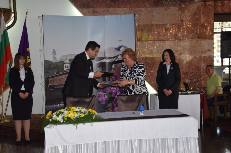 Подписване на меморандума на 11 май