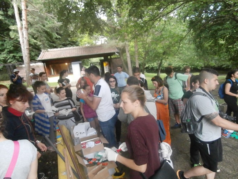 Доброволците в зоопарка