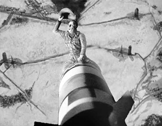 Вечно актуалният филм на С. Кубрик Д-р_Стрейнджлав_или_как_престанах_да_... „Д-р Стрейнджлав или как престанах да се страхувам и обикнах атомната бомба (1964)