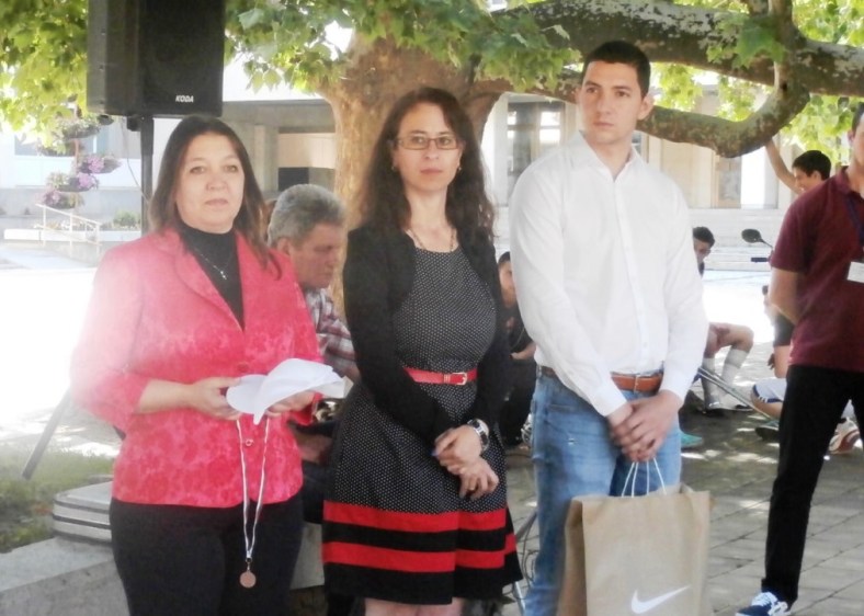 Даниела Цанова (вляво) на награждаване на деца